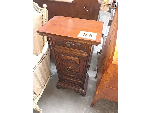 Lot 169 - kastje - afbeelding 1 van  3