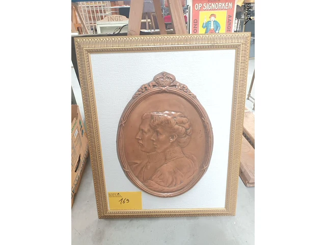 Lot 169 - koperen kader koningshuis - afbeelding 1 van  4