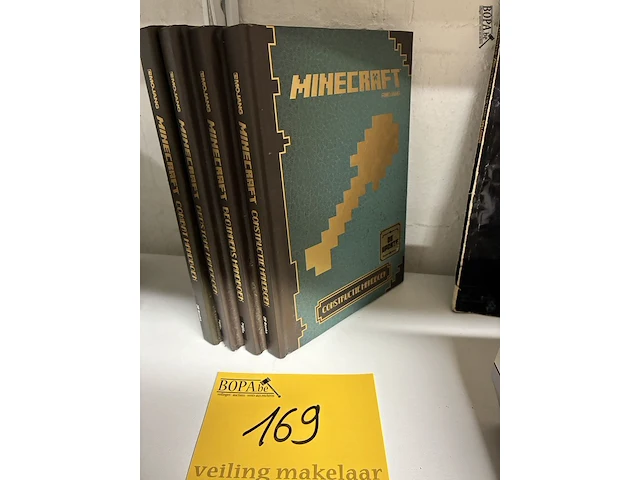 Lot 169 - lot minecraft boeken - 4 stuks - afbeelding 1 van  5