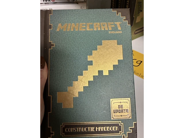 Lot 169 - lot minecraft boeken - 4 stuks - afbeelding 2 van  5