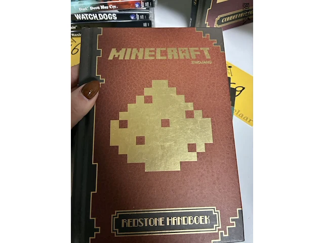 Lot 169 - lot minecraft boeken - 4 stuks - afbeelding 4 van  5