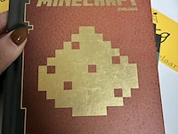 Lot 169 - lot minecraft boeken - 4 stuks - afbeelding 4 van  5