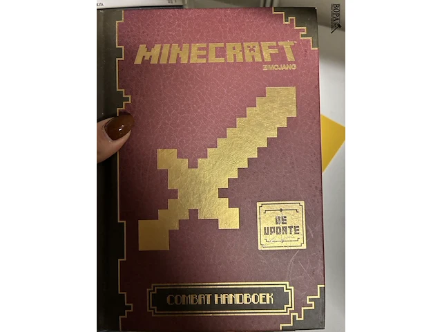 Lot 169 - lot minecraft boeken - 4 stuks - afbeelding 5 van  5