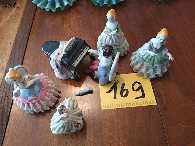 Lot 169 - porselein beeldjes. 6 stuks - afbeelding 1 van  5