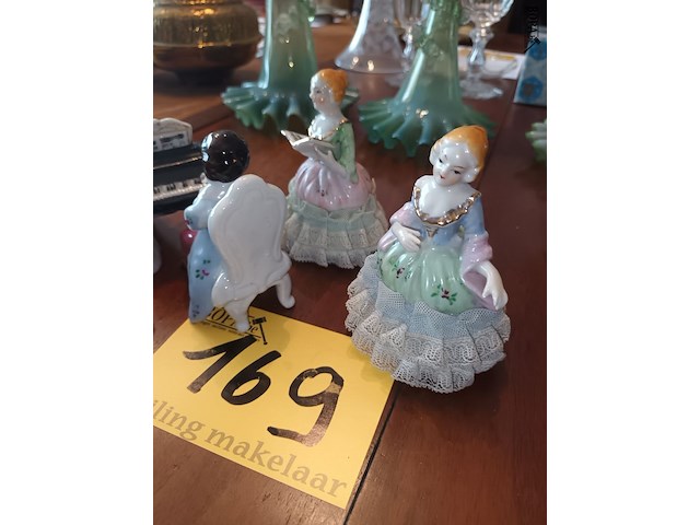 Lot 169 - porselein beeldjes. 6 stuks - afbeelding 3 van  5