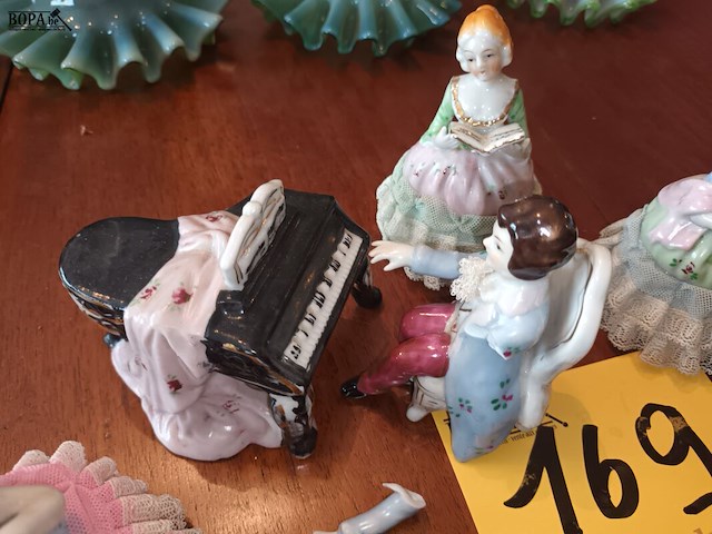 Lot 169 - porselein beeldjes. 6 stuks - afbeelding 4 van  5