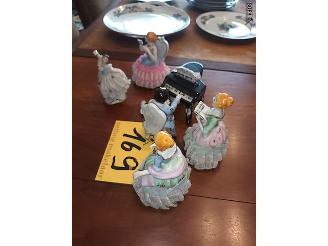 Lot 169 - porselein beeldjes. 6 stuks - afbeelding 5 van  5
