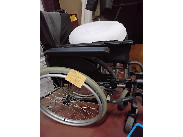Lot 169 - rolstoel invacare met voetsteun en bota zitkussen - afbeelding 1 van  2