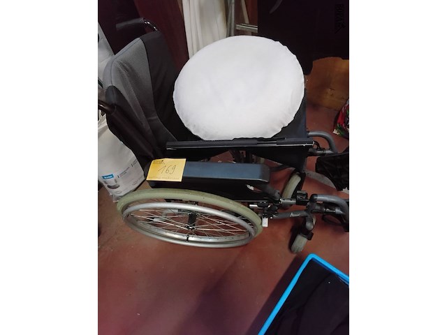Lot 169 - rolstoel invacare met voetsteun en bota zitkussen - afbeelding 2 van  2