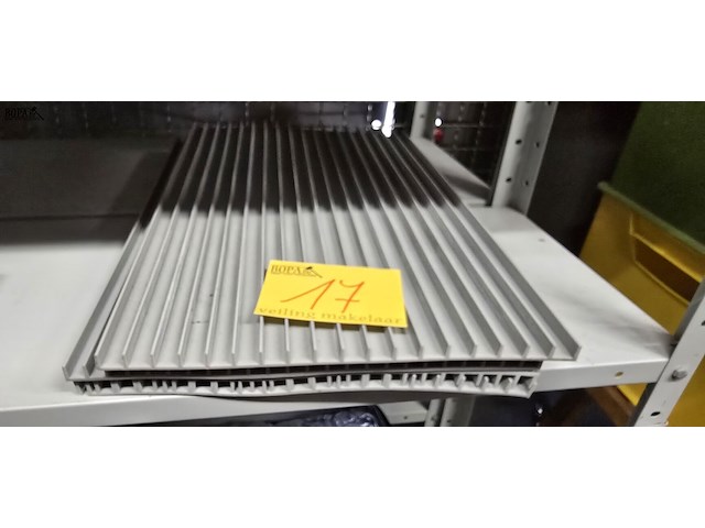 Lot 17 - anti slip matten voor lades 4 stuks - afbeelding 1 van  2