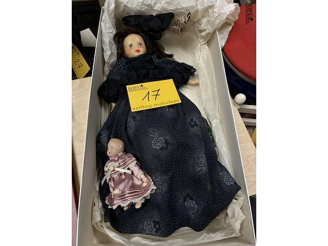 Lot 17 - antieke porseleinen pop met kleine baby-pop - afbeelding 1 van  4