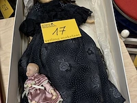 Lot 17 - antieke porseleinen pop met kleine baby-pop