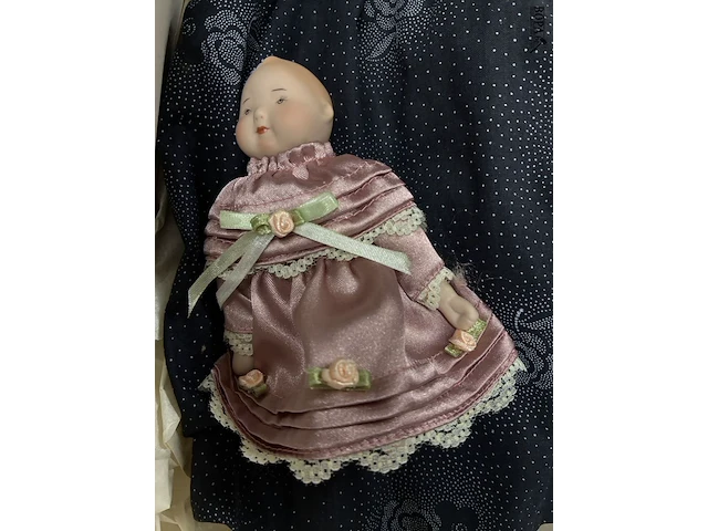 Lot 17 - antieke porseleinen pop met kleine baby-pop - afbeelding 2 van  4