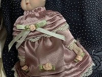 Lot 17 - antieke porseleinen pop met kleine baby-pop - afbeelding 2 van  4