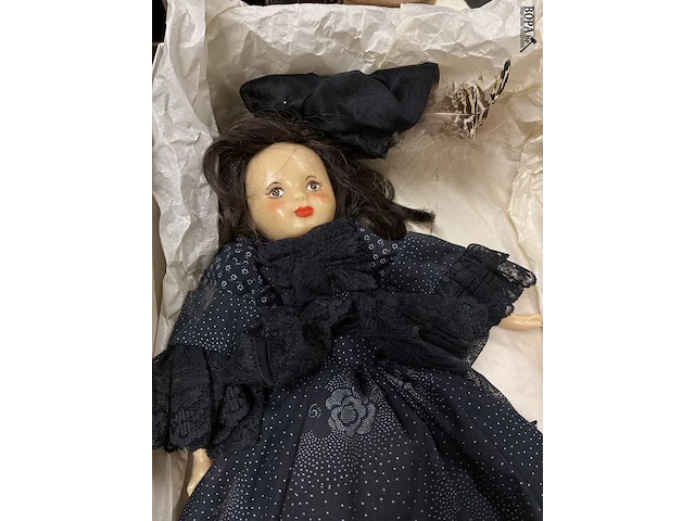 Lot 17 - antieke porseleinen pop met kleine baby-pop - afbeelding 3 van  4