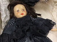 Lot 17 - antieke porseleinen pop met kleine baby-pop - afbeelding 3 van  4