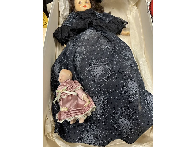 Lot 17 - antieke porseleinen pop met kleine baby-pop - afbeelding 4 van  4