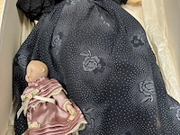 Lot 17 - antieke porseleinen pop met kleine baby-pop - afbeelding 4 van  4