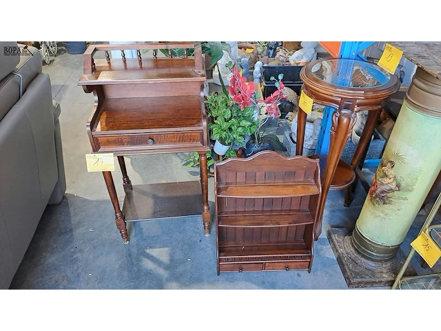 Lot 17 - antieken telefoontafel met lades en antieken houten wandrek - afbeelding 1 van  8
