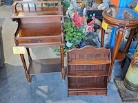 Lot 17 - antieken telefoontafel met lades en antieken houten wandrek