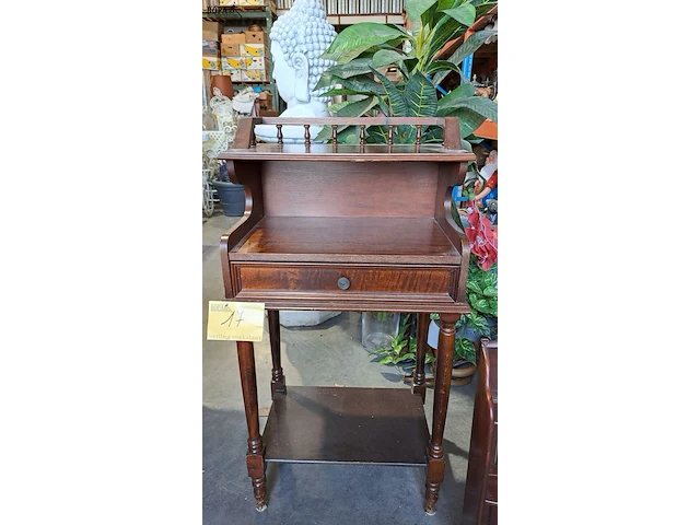 Lot 17 - antieken telefoontafel met lades en antieken houten wandrek - afbeelding 2 van  8
