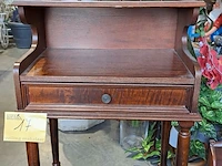 Lot 17 - antieken telefoontafel met lades en antieken houten wandrek - afbeelding 2 van  8