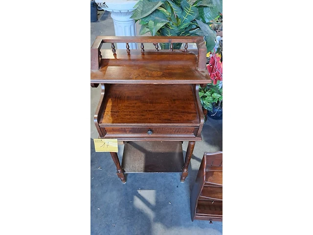Lot 17 - antieken telefoontafel met lades en antieken houten wandrek - afbeelding 3 van  8