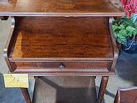Lot 17 - antieken telefoontafel met lades en antieken houten wandrek - afbeelding 3 van  8