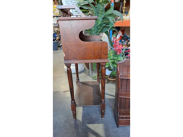 Lot 17 - antieken telefoontafel met lades en antieken houten wandrek - afbeelding 4 van  8