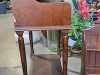 Lot 17 - antieken telefoontafel met lades en antieken houten wandrek - afbeelding 4 van  8