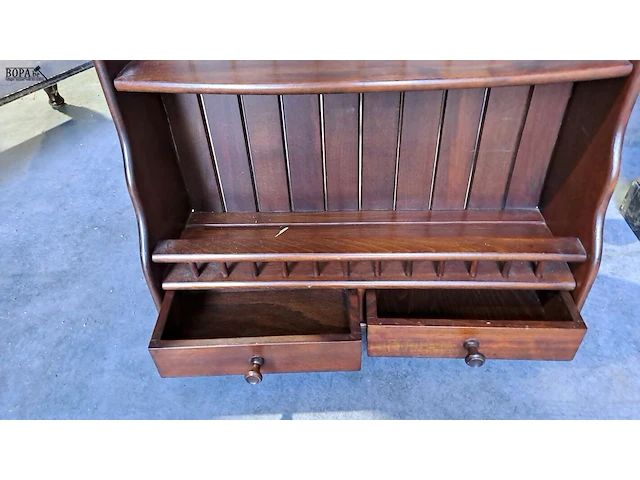 Lot 17 - antieken telefoontafel met lades en antieken houten wandrek - afbeelding 7 van  8