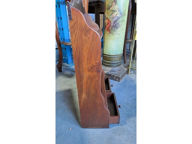 Lot 17 - antieken telefoontafel met lades en antieken houten wandrek - afbeelding 8 van  8