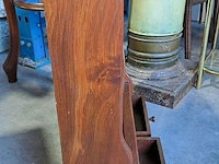 Lot 17 - antieken telefoontafel met lades en antieken houten wandrek - afbeelding 8 van  8