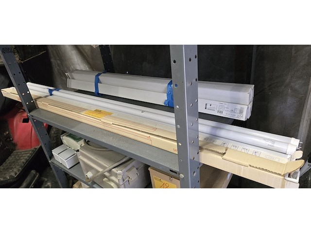 Lot 17 - buislampen led ong 10 stuks en 1 armatuur - afbeelding 1 van  5