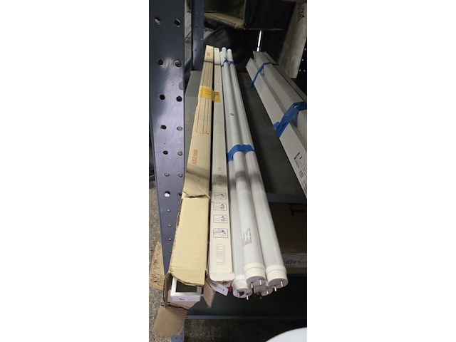 Lot 17 - buislampen led ong 10 stuks en 1 armatuur - afbeelding 4 van  5