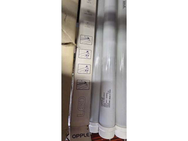 Lot 17 - buislampen led ong 10 stuks en 1 armatuur - afbeelding 5 van  5