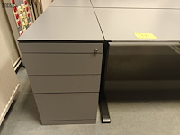 Lot 17 - bureautafel met ladeblok - afbeelding 2 van  2