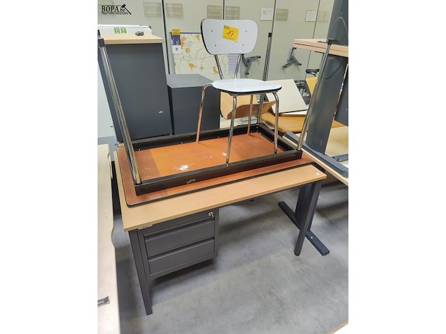 Lot 17 - bureeltafel, stoel en tafel - afbeelding 1 van  4
