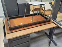 Lot 17 - bureeltafel, stoel en tafel - afbeelding 1 van  4