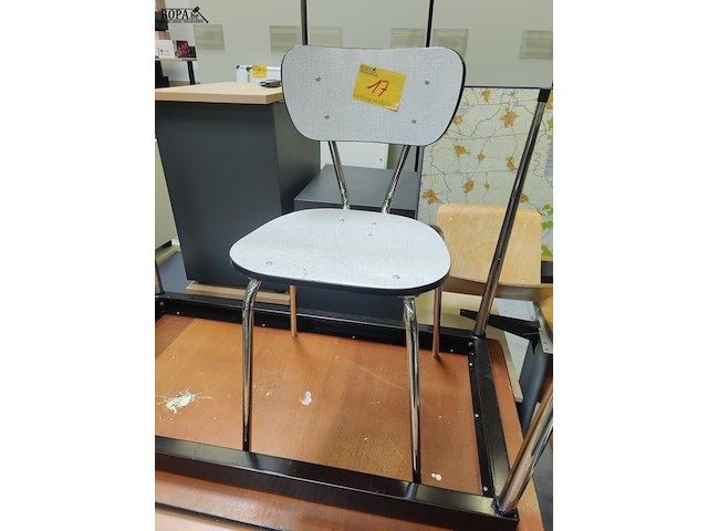 Lot 17 - bureeltafel, stoel en tafel - afbeelding 3 van  4