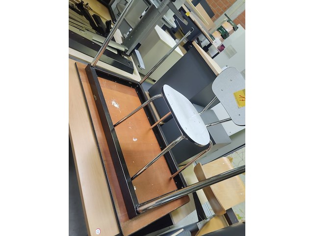Lot 17 - bureeltafel, stoel en tafel - afbeelding 4 van  4