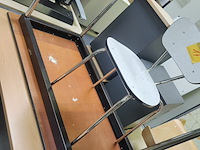 Lot 17 - bureeltafel, stoel en tafel - afbeelding 4 van  4