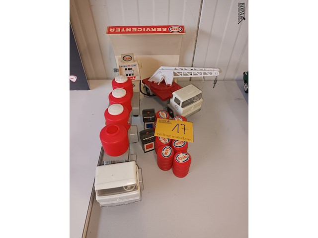 Lot 17 - esso vrachtwagens en accessoires. 14 stuks - afbeelding 1 van  11