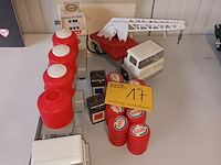 Lot 17 - esso vrachtwagens en accessoires. 14 stuks