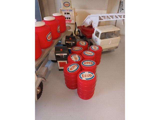 Lot 17 - esso vrachtwagens en accessoires. 14 stuks - afbeelding 5 van  11