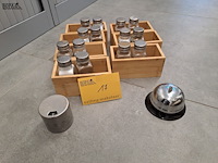 Lot 17 - houten bakje met peper & zoutvat - kookwekker - bel - afbeelding 1 van  1