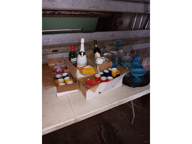 Lot 17 - ijscoupes, koffietasjes en flessen - afbeelding 1 van  5