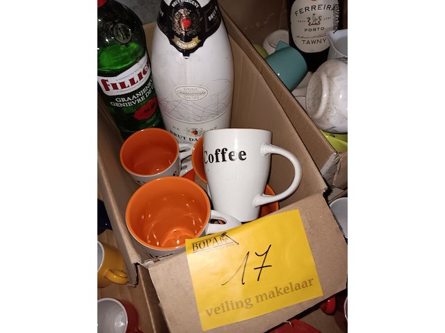 Lot 17 - ijscoupes, koffietasjes en flessen - afbeelding 3 van  5