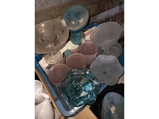 Lot 17 - ijscoupes, koffietasjes en flessen - afbeelding 4 van  5