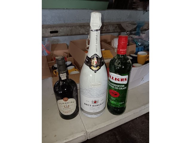 Lot 17 - ijscoupes, koffietasjes en flessen - afbeelding 5 van  5